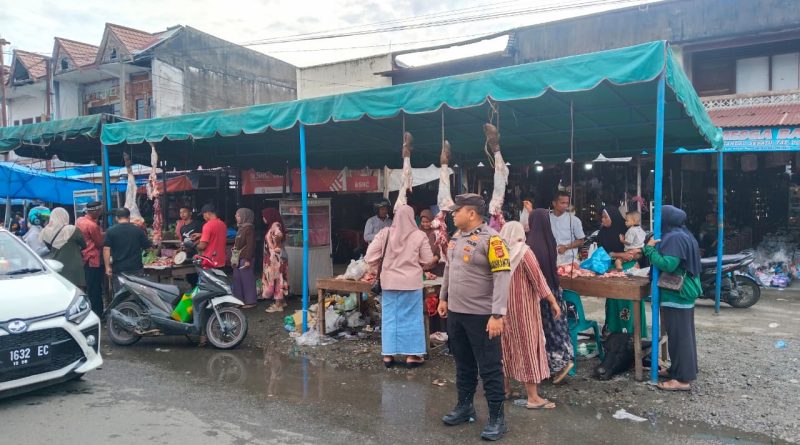 Bhabinkamtibmas Polsek Kuala Cek Pasar Meugang, Pastikan Keamanan Jelang Ramadhan di Nagan Raya
