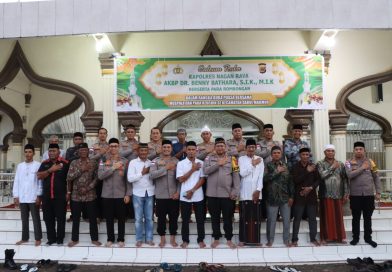 “Usai Cek Pos Ketupat, Kapolres Nagan Raya Berbagi Al-Qur’an dan Bantuan Ibadah, Tutup Kegiatan dengan Buka Puasa Bersama dengan Muspika Darul Makmur.”