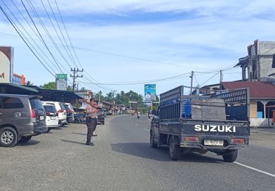 Polsek Kuala Pesisir Polres Nagan Raya Laksanakan Kegiatan Strong Point dan Pengaturan Lalu Lintas di Simpang Pantai Lhok