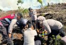 Personel Polri, TNI Dan Damkar Melakukan Upaya Pemadaman Karhutla di HGU PT. Gelora Sawita Makmur