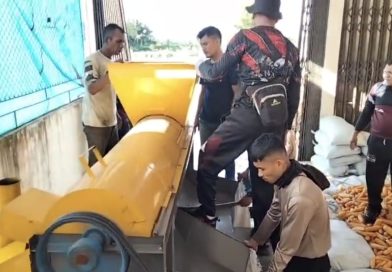 Polres Nagan Raya Serahkan Mesin Pemipil Jagung kepada Kelompok Tani “Padang Turi” dalam Rangka HUT Bhayangkara ke-80