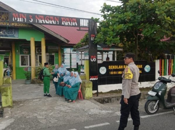 Personel Polsek Seunagan Timur Laksanakan Strong Point Pagi, Wujudkan Kamseltibcarlantas yang Aman dan Lancar