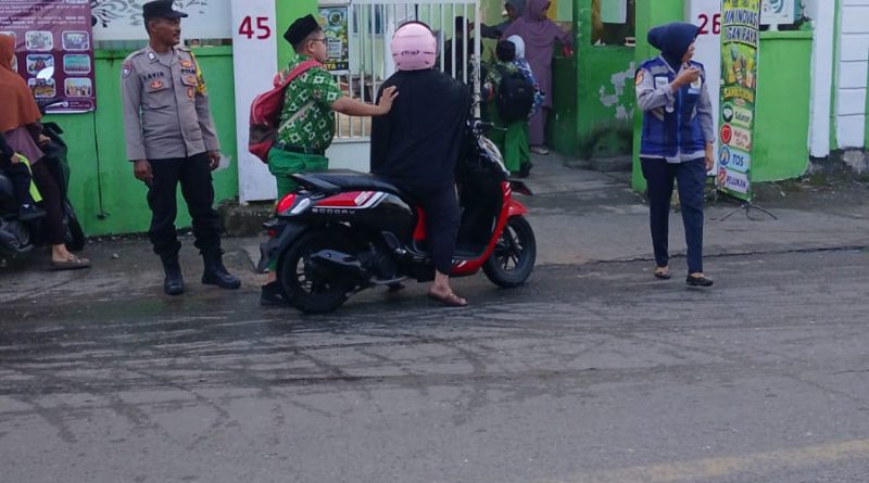 Polsek Seunagan Gelar Strong Point Pagi di Depan MIN Jeuram, Pastikan Arus Lalu Lintas Aman dan Lancar