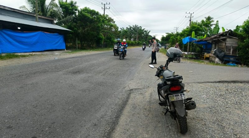 Polsek Kuala Pesisir Gelar Strong Point Pagi di Depan Pantai Lhok Raja, Antisipasi Kecelakaan Lalu Lintas