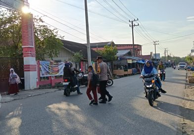Polsek Darul Makmur Gelar Strong Point Pagi di Depan SD Negeri 1 Alue Bilie, Cegah Kecelakaan Lalu Lintas