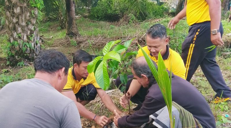 Dukung Program Green Policing, Polsek Tadu Raya Gelar Jumat Bersih dan Tanam Pohon